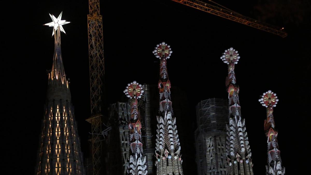 La estrella de la Sagrada Família ya ilumina Barcelona