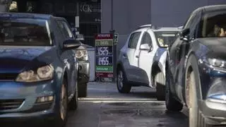 El precio de los carburantes frena su caída y comienza el año con una subida superior al 1%