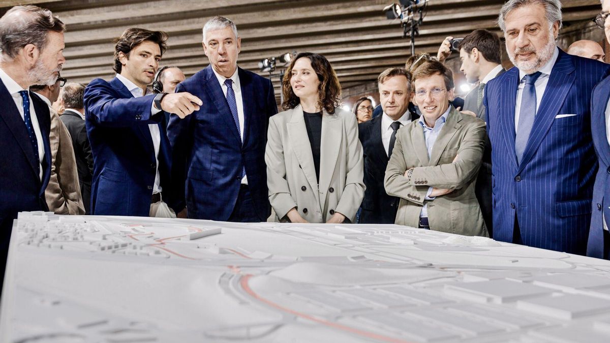 La presidenta de la Comunidad de Madrid, Isabel Díaz Ayuso, el alcalde de Madrid, José Luis Martínez Almeida, y el piloto de Fómula 1, Carlos Sainz, durante la presentación del circuito de Fórmula 1 Madring, en Ifema.