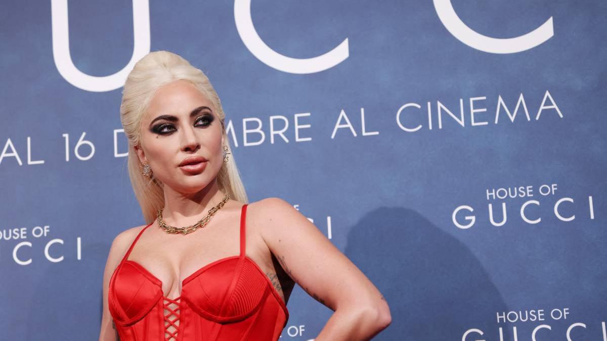 Lady Gaga de Versace en el estreno de 'House of Gucci' en Milán