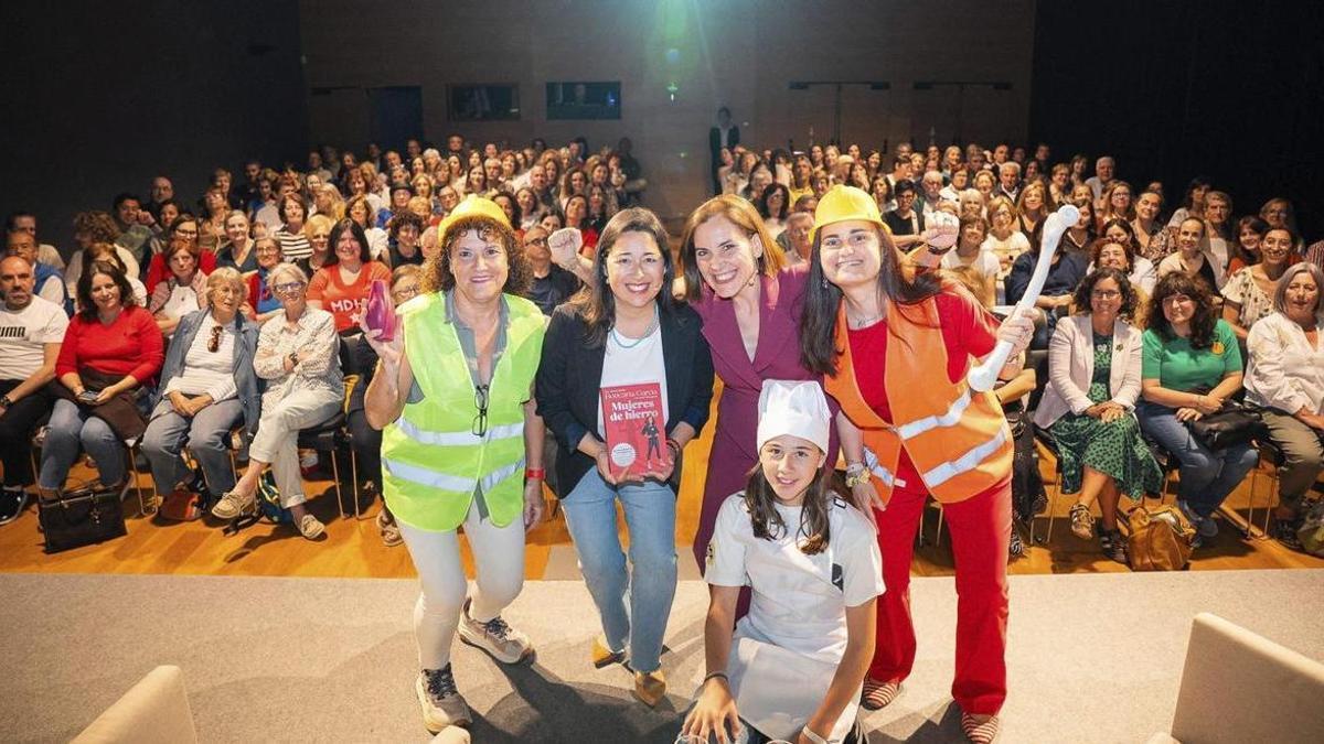 Boticaria García, (3i)  que llenó el auditorio de Club FARO, fue presentada por la periodista Iria Carregal (2i).