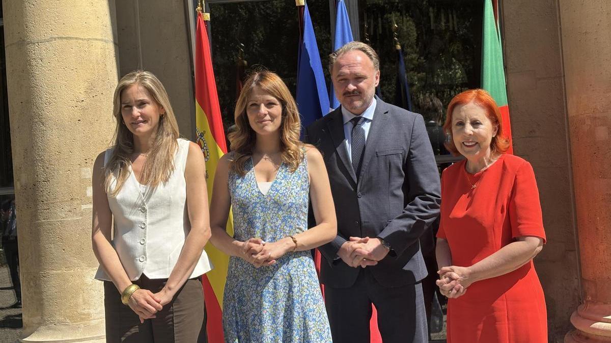 La portavoz del Gobierno de la República francesa y ministra encargada de Energía, Maud Bregeon; la ministra de Medio Ambiente y Energía de la República de Portugal, María da Graça Carvalho; la vicepresidenta española y ministra para la Transición Ecológica y el Reto Demográfico, Sara Aagesen (izda); y el comisario europeo de Energía y Vivienda, Dan Jørgensen, durante la primera reunión ministerial del Grupo de Alto Nivel sobre Interconexiones celebrada en París.