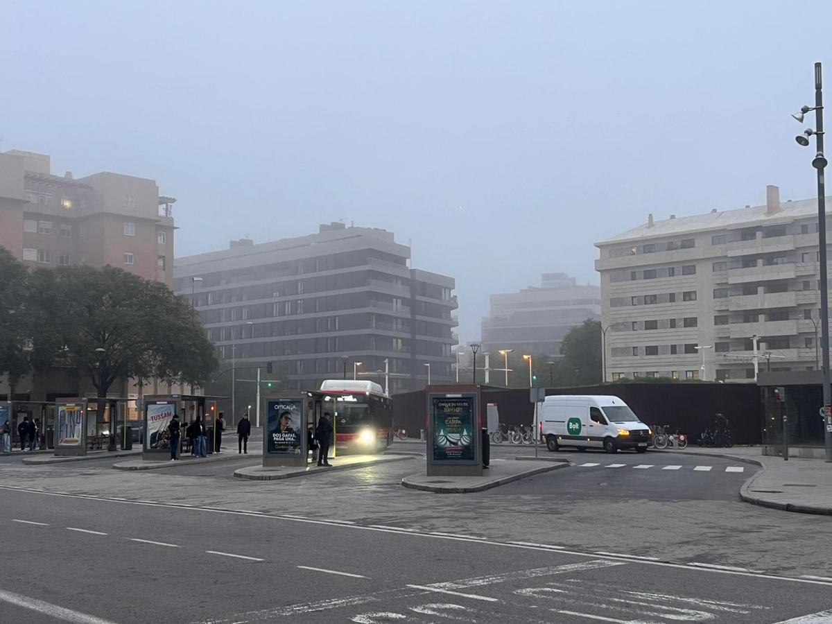Así amanece Sevilla bajo la niebla, en imágenes
