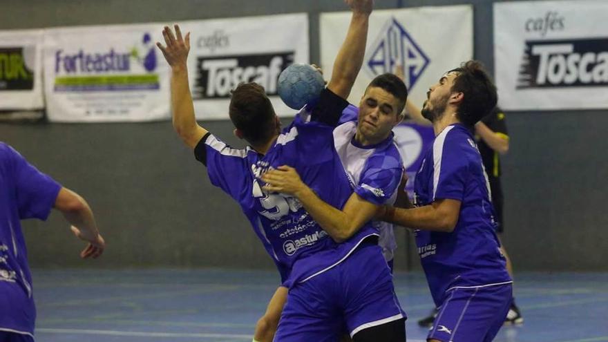 Aitor, máximo goleador ayer, trata de irse de dos contrarios en el derbi con Cronistar Oviedo.