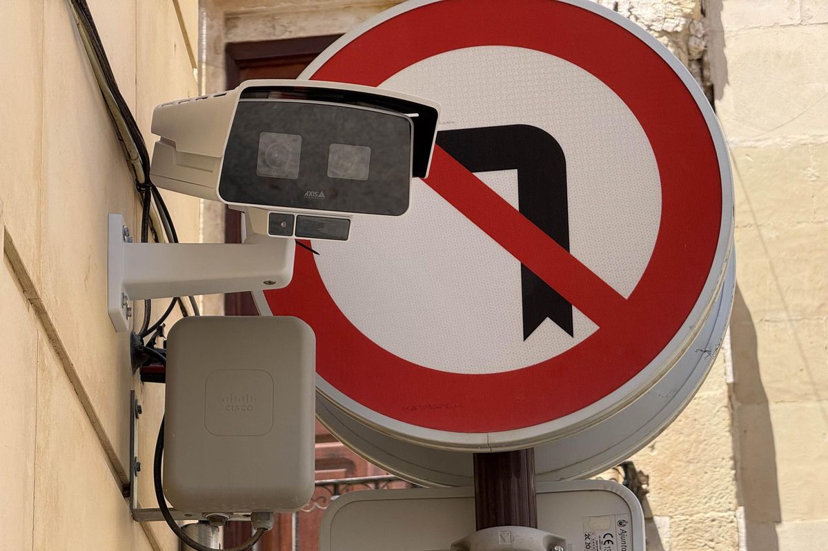 Cámara de videovigilancia instalada ya en la calle La Fira de Elche