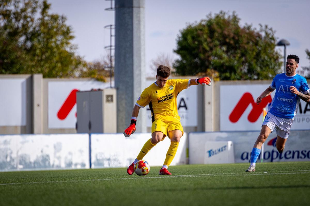 Pablo Hernández, portero del CD Cuarte, despeja un balón en el partido contra el CD Binéfar.