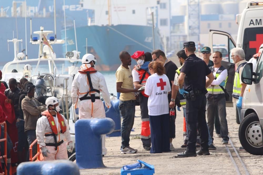 Rescatan a los 56 ocupantes de una patera en el Mar de Alborán
