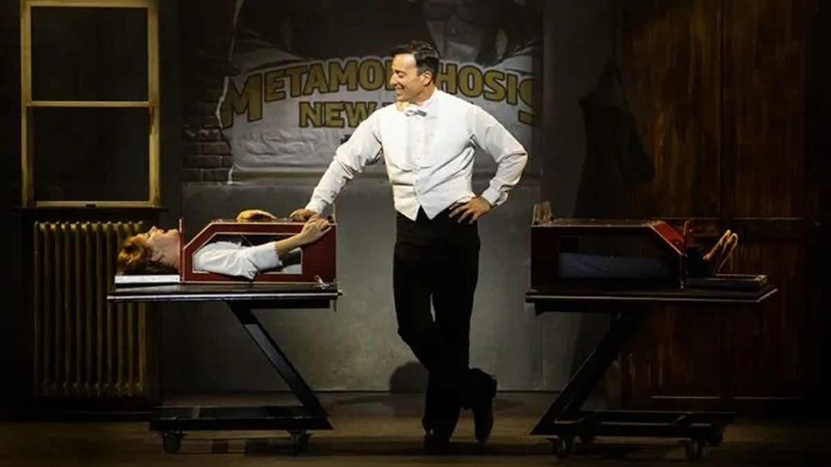 El actor Pablo Puyol en un momento de Houdini, un musical mágico.