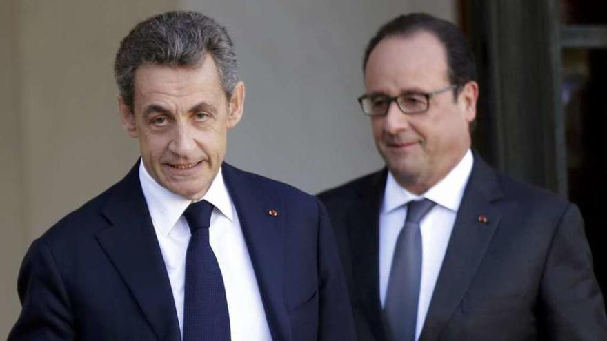 Sarkozy y Hollande, al finalizar su reunión de ayer en el Elíseo. // Reuters