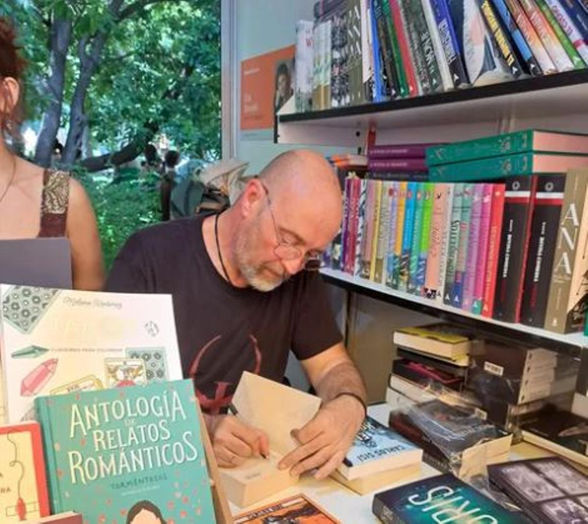 Carlos Sisí, firmando ejemplares de sus libros en la Feria del Libro de Madrid