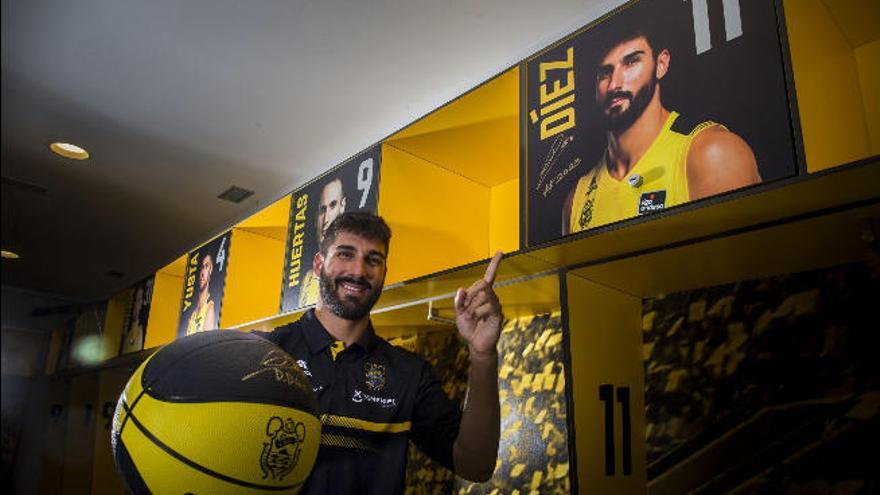 Dani Díez, en su taquilla del vestuario del CB Canarias, tras firmar su ampliación.