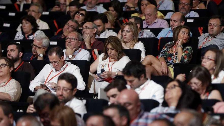 Susana Díaz consulta su teléfono móvil durante el congreso del PSOE, ayer. // Efe