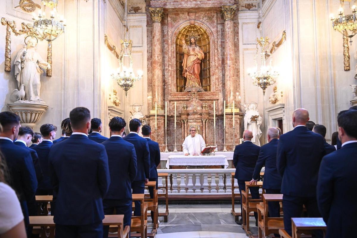 Rafa Mir, ante el confesionario durante la ofrenda a la Patrona