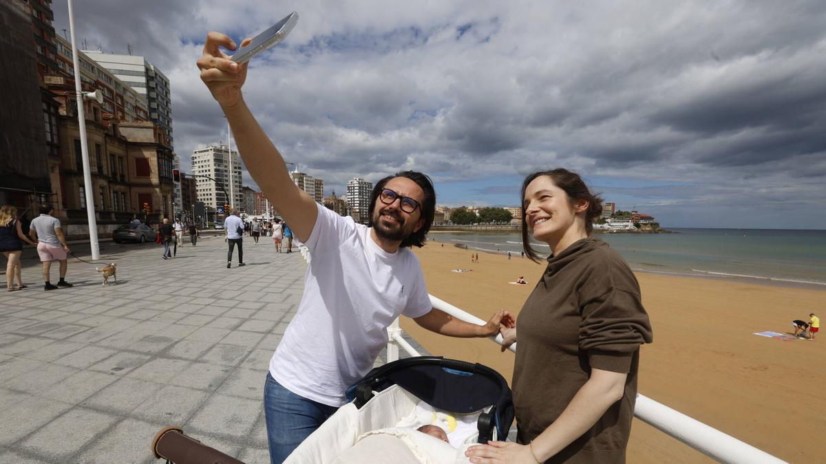 Turistas en Gijón.