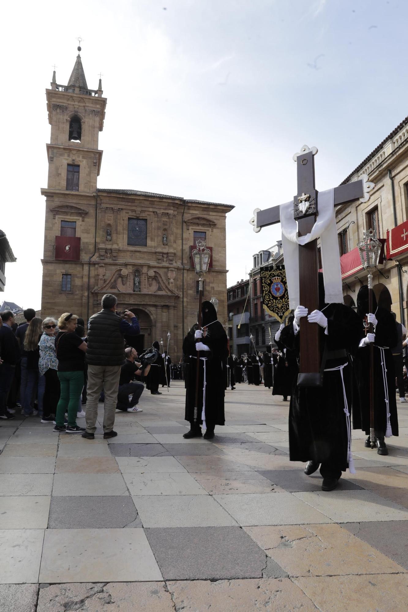 La procesión intergeneracional del Santo Entierro emociona Oviedo