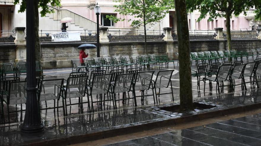 Les cadires ja instal·lades al Passeig