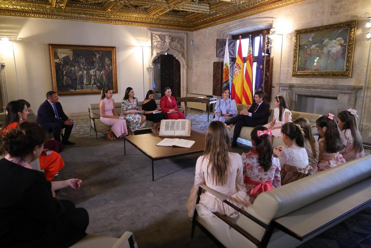 Un instante de la reunión entre el presidente de la Generalitat y las representantes de la Fiesta.