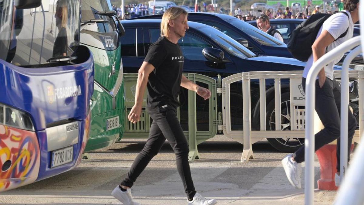 Sebastián Beccacece, entrando al Martínez Valero para dirigir su primer partido con el Elche