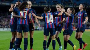 Las jugadoras del Barça celebran uno de los goles de Oshoala ante el Rosengard