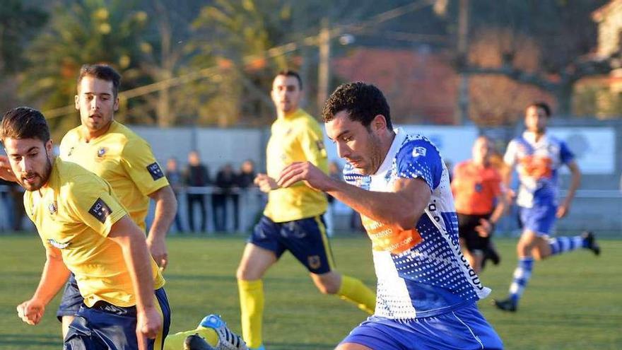 Un jugador del Portonovo avanza con el balón durante el partido de ayer. // Gustavo Santos
