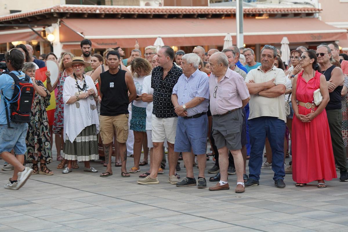 Mira las imágenes de la concentración en apoyo a Ceuta en Santa Eulària Mira las imágenes de la concentración en apoyo a Ceuta en Santa Eulària