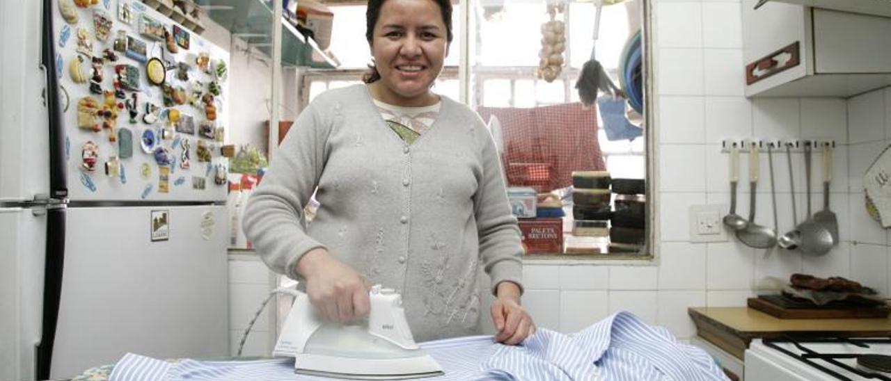 Una trabajadora del hogar en su jornada de trabajo.  | EL PERIÓDICO