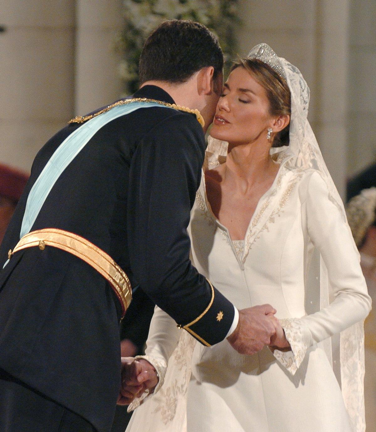 No hubo momento beso en los labios ante el altar en la boda de Felipe y Letizia.