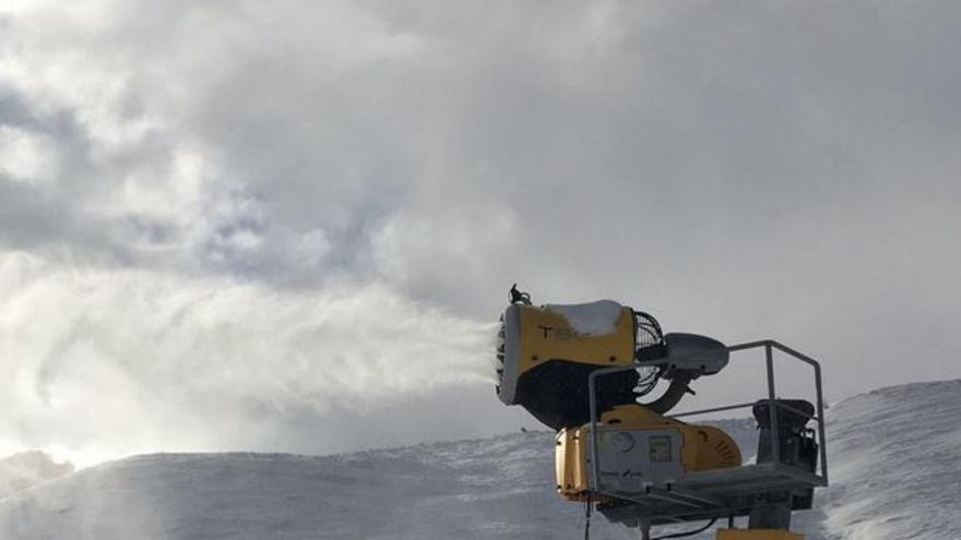 Producción de nieve con un cañón en Formigal.