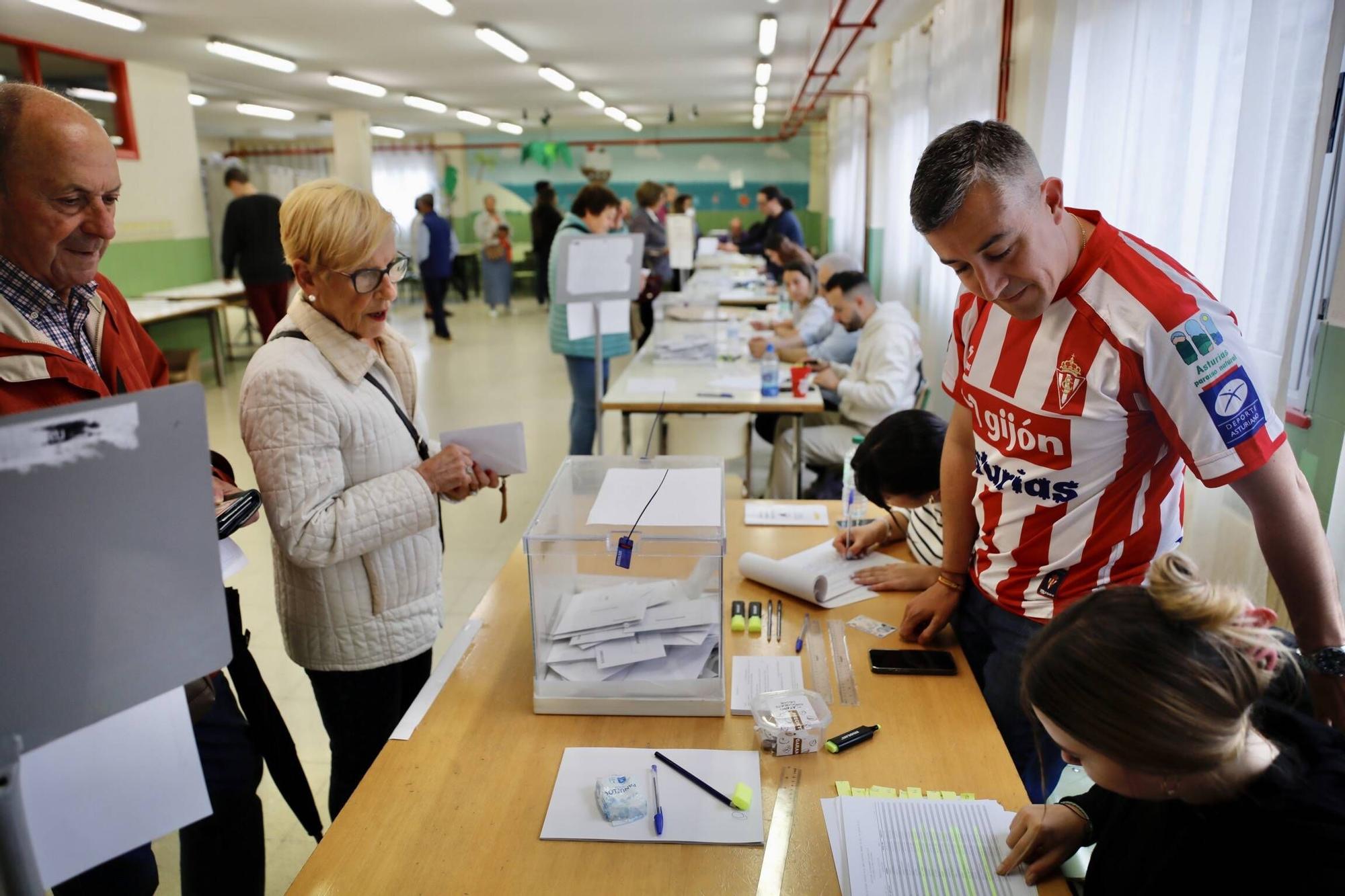 Así fue la jornada electoral más rojiblanca en Gijón (en imágenes)