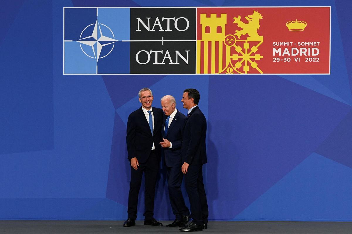 Jens Stoltenberg, Joe Biden y Pedro Sánchez conversan durante la cumbre de la OTAN en Madrid.