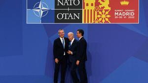 Jens Stoltenberg, Joe Biden y Pedro Sánchez conversan durante la cumbre de la OTAN en Madrid.