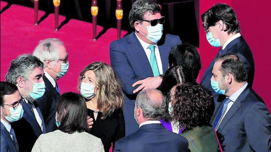 Yolanda Díaz en el centro del corrillo de ministros en el acto institucional por el Día Nacional del 12-O.