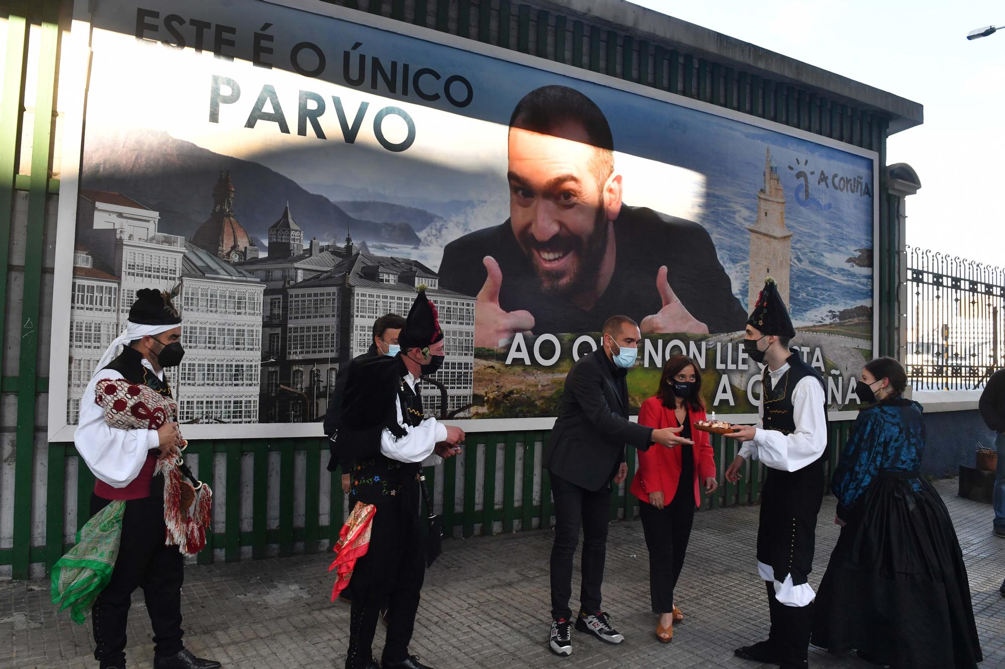 Jorge Ponce inaugura en A Coruña la valla que le convierte en 'el único tonto al que no le gusta A Coruña'