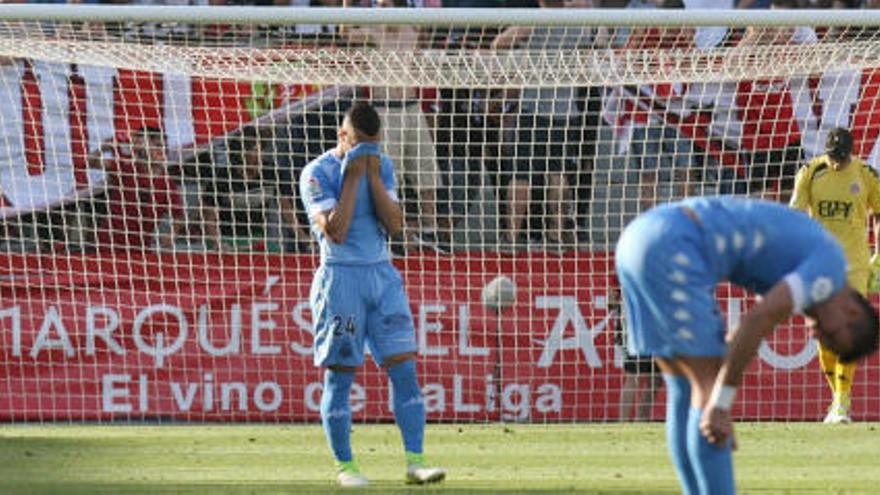 La decepción del Girona tras aplazar su ascenso con la derrota en Tarragona