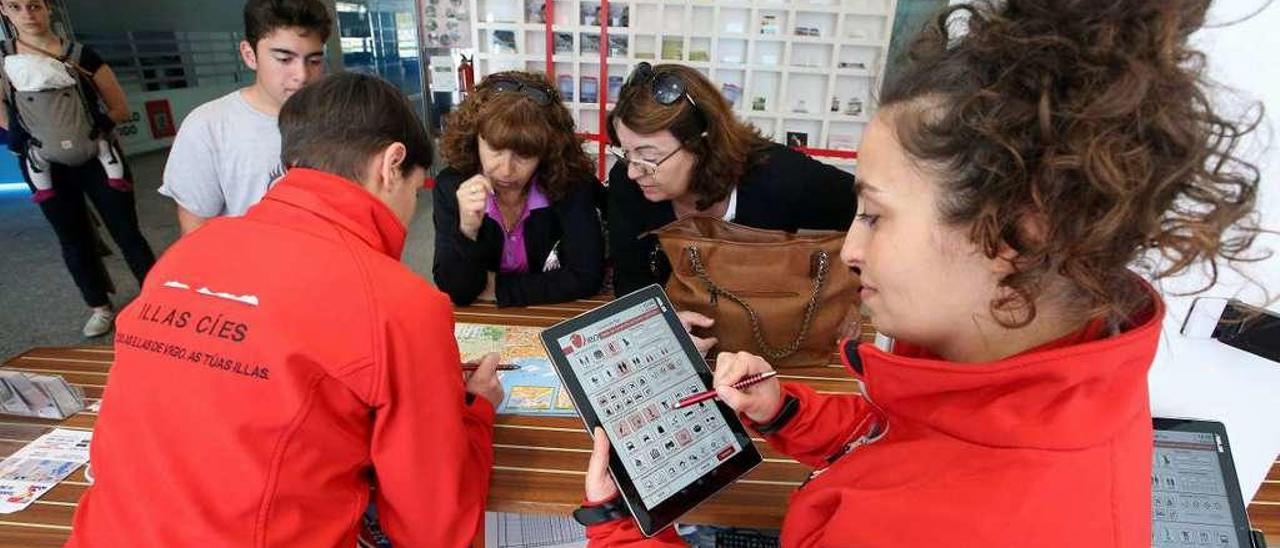 Técnicas de la Oficina de Turismo del Concello, en la Estación de Ría. // Marta G. Brea