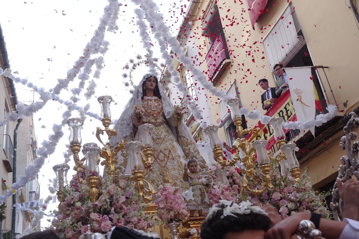 Fotos de la procesión del Rocío Coronada por el barrio de la Victoria Fotos de la procesión del Rocío Coronada por el barrio de la Victoria