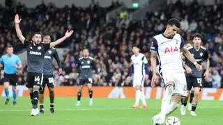 El Tottenham sobrevive a la expulsión de Dragusin