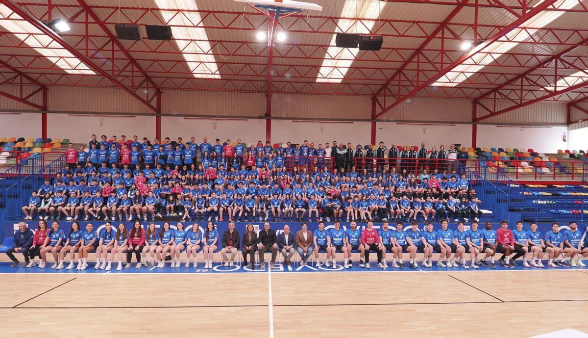 Foto de familia de los equipos del Confía Base Oviedo, ayer en Vallobín. |