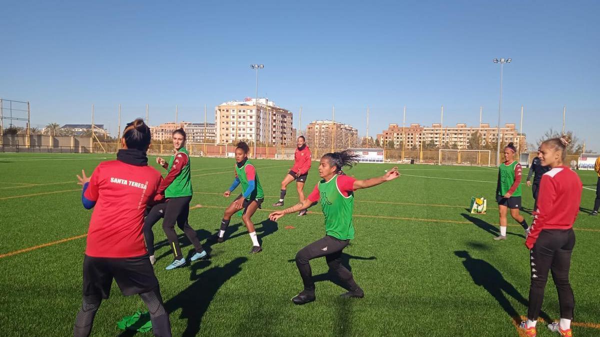 Las jugadoras del Santa Teresa, durante un entrenamiento de esta semana