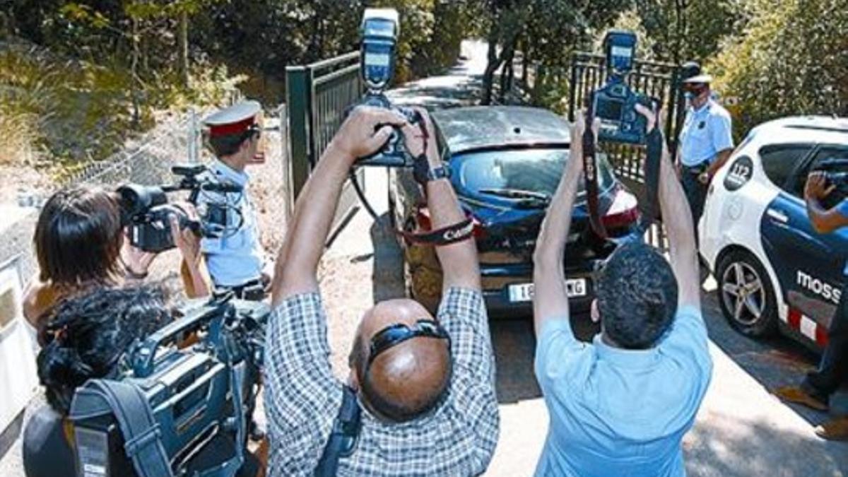 En l'Atmella 8Los mossos entran en la casa de Millet, el lunes.