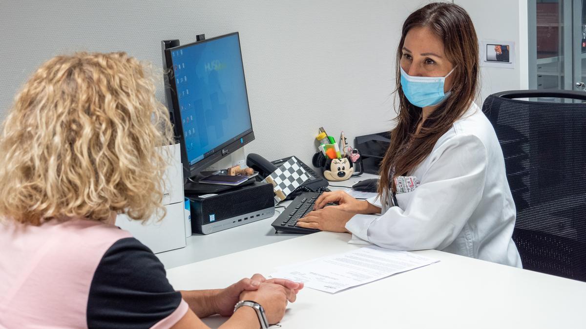 La doctora Sendy Chugo atendiendo a una paciente en Son Espases.