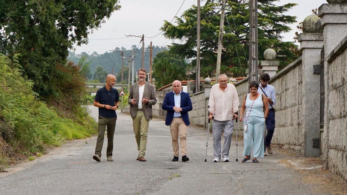 Autoridades durante su visita al vial de Sobrán.