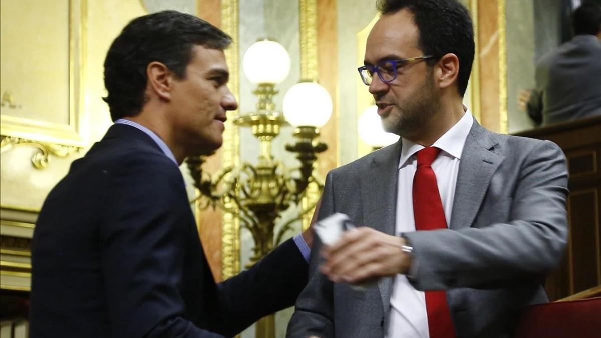 Pedro Sánchez saluda a Antonio Hernando, este jueves en el Congreso.