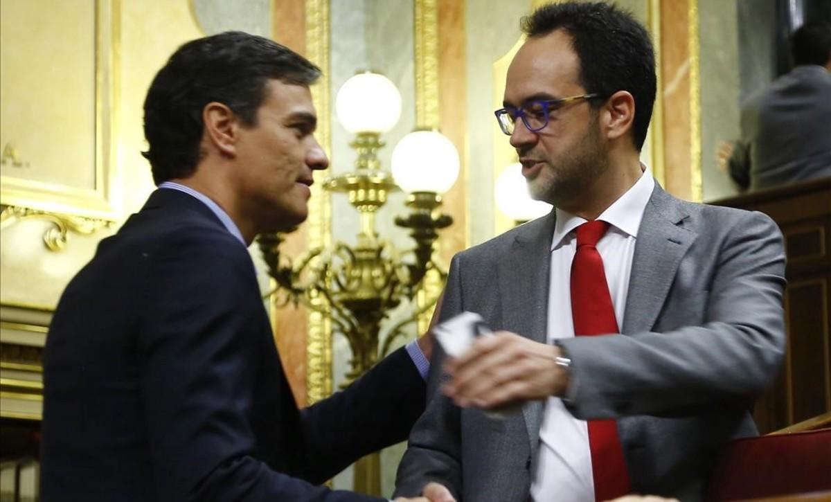 Pedro Sánchez saluda a Antonio Hernando, este jueves en el Congreso.