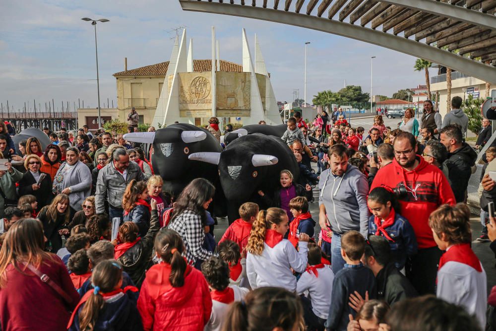 Los niños se suman a las celebraciones de las fiestas patronales en la segunda edición del encierro, con toros hinchables