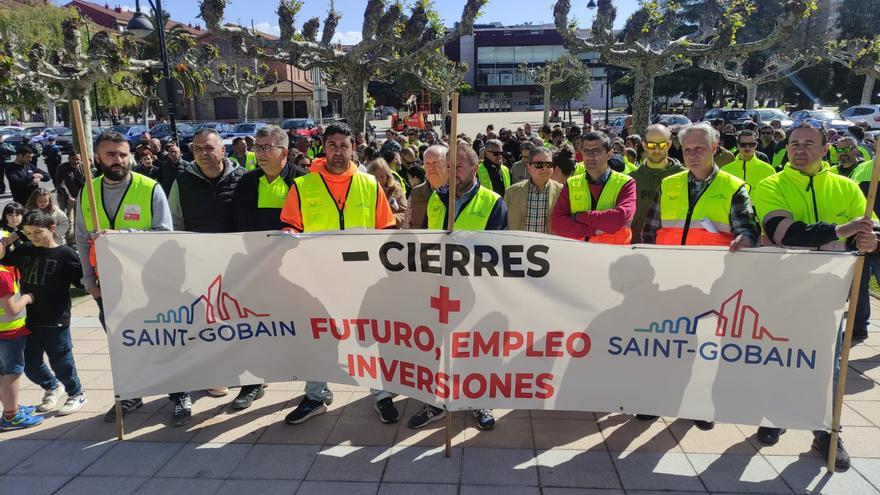 Así fue la concentración trabajadores Saint-Gobain delante del Ayuntamiento de Castrillón