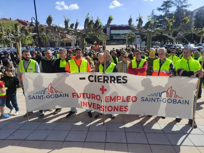 Así fue la concentración trabajadores Saint-Gobain delante del Ayuntamiento de Castrillón