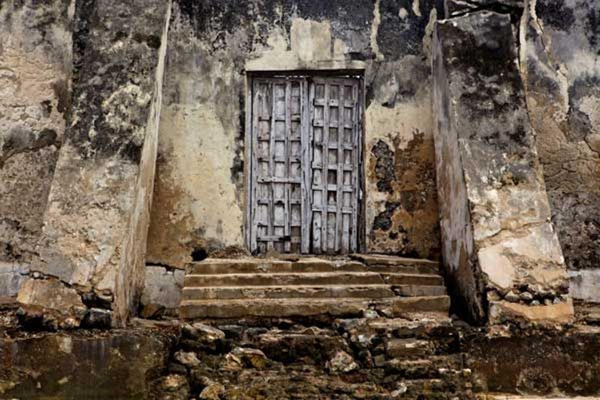 Antigua puerta ornamentada en una casa abandonada en la Isla de Ibo.