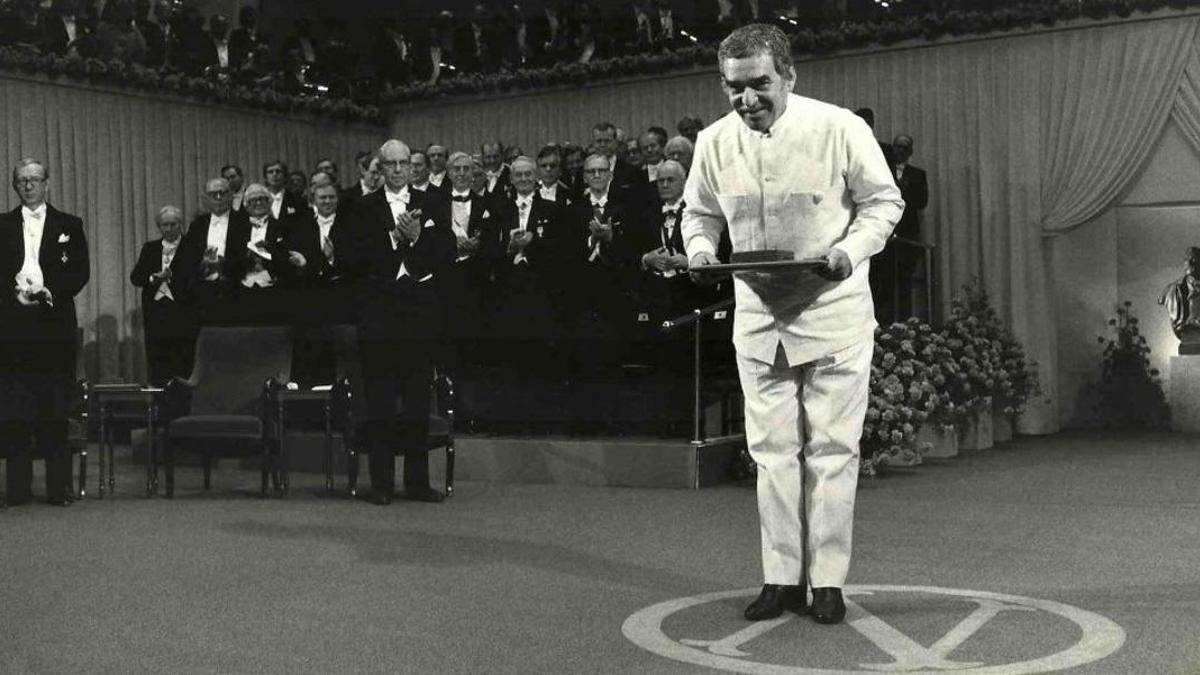 García Márquez, recibiendo su premio en la ceremonia de entrega de los Premios Nobel en diciembre de 1982.