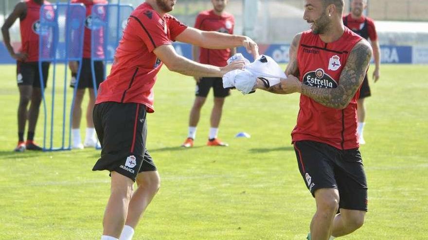 Edu Expósito y Guilherme, durante el entrenamiento de ayer en la ciudad deportiva.